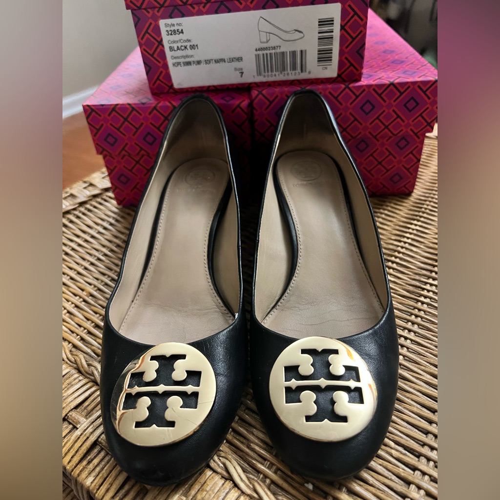 Tory Burch Hope 50 Mm Black Pumps With Signature Gold Emblem Size 7